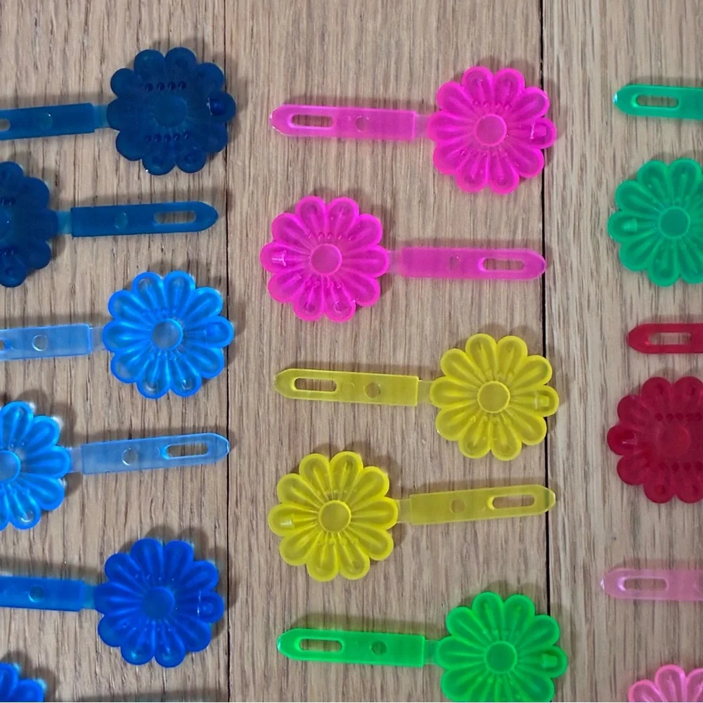 Plastic retro hair barrettes. Set of 20 Snap Close Daisy hair clips. Translucent